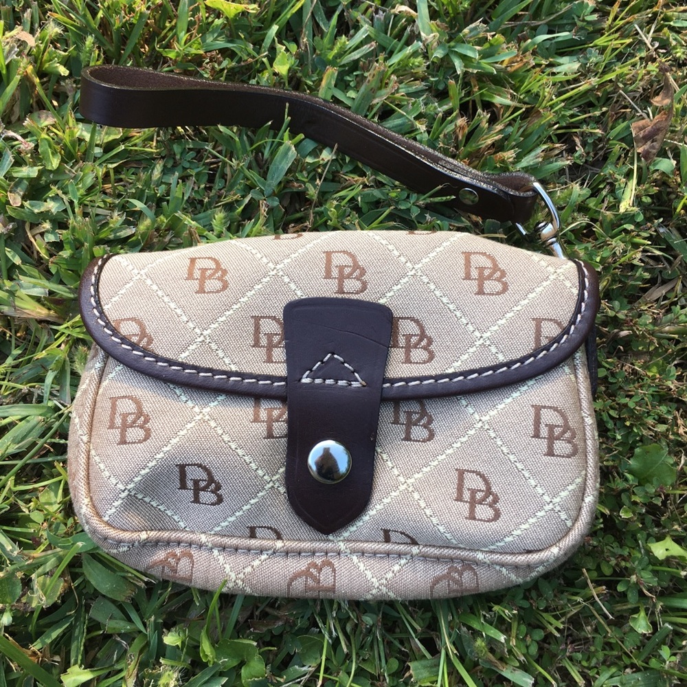 🌻 Dooney & Bourke Wristlet
